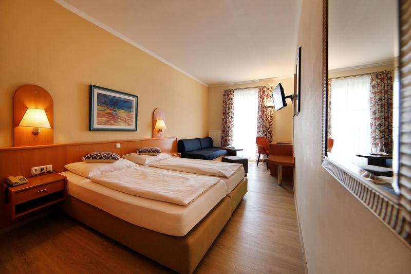 Standard Double Room image 3