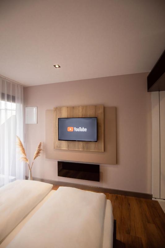 Deluxe Double Room with Balcony image 2