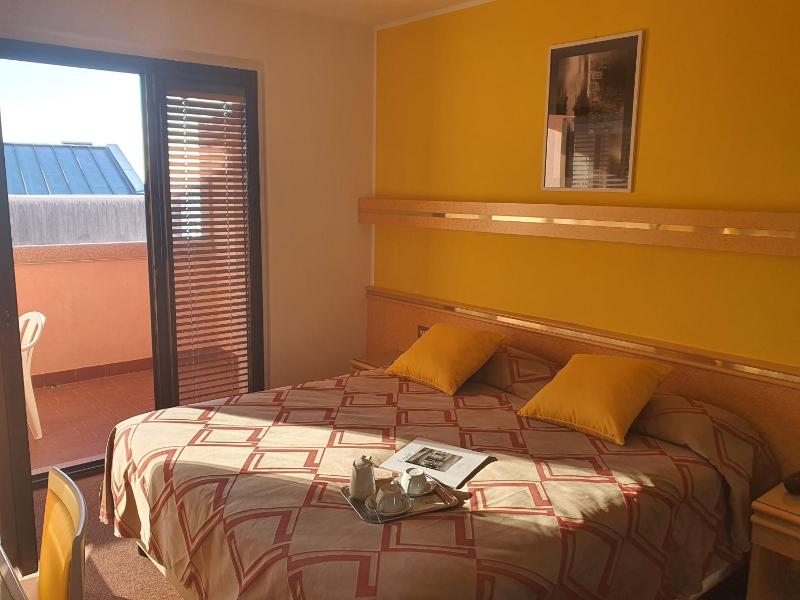 Double Room with Balcony and Sea View image 4