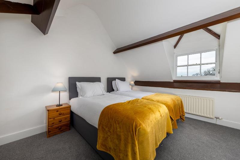Six-Bedroom House image 4
