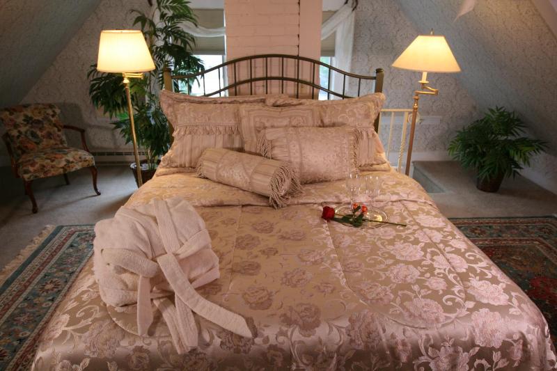 Deluxe Queen Suite image 3