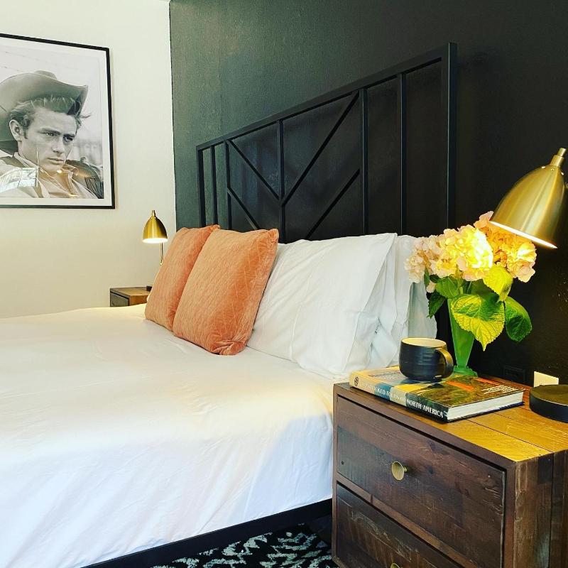 Standard King Room image 3