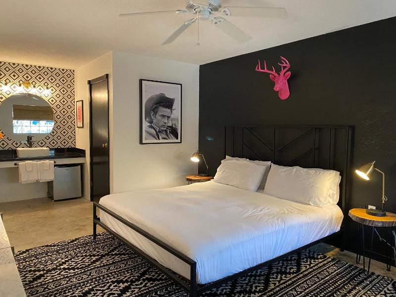 Standard King Room image 4