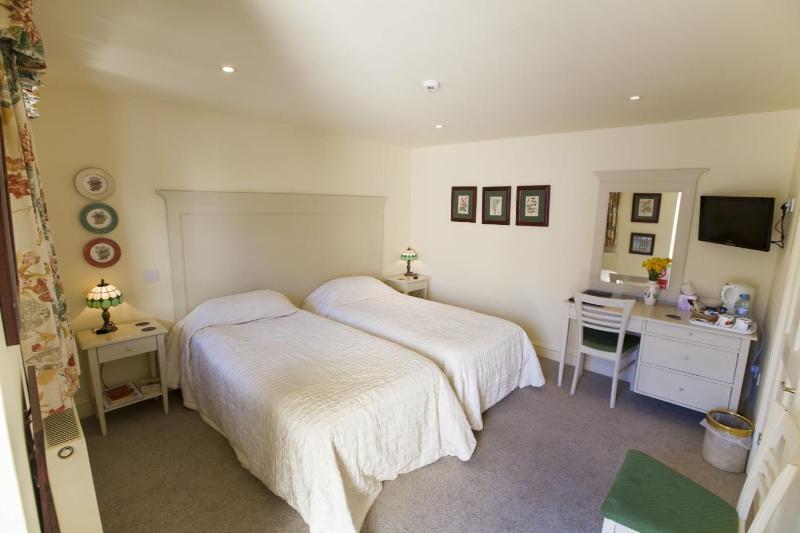 Twin Room image 4