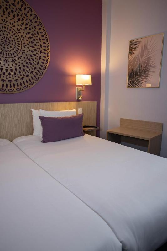 Superior Twin Room image 3