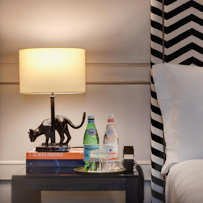 King Deluxe Double Room image 3