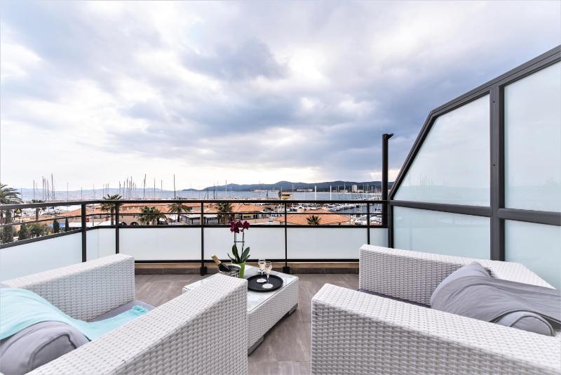 Deluxe Room with Seaview image 4