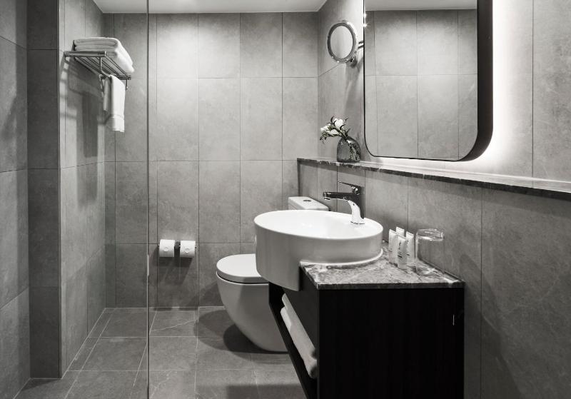Standard Queen Room image 2