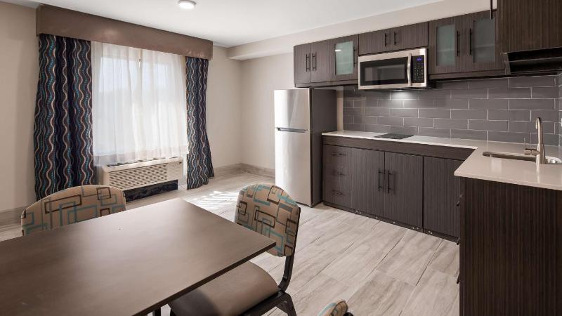 Queen Suite with Two Queen Beds image 3
