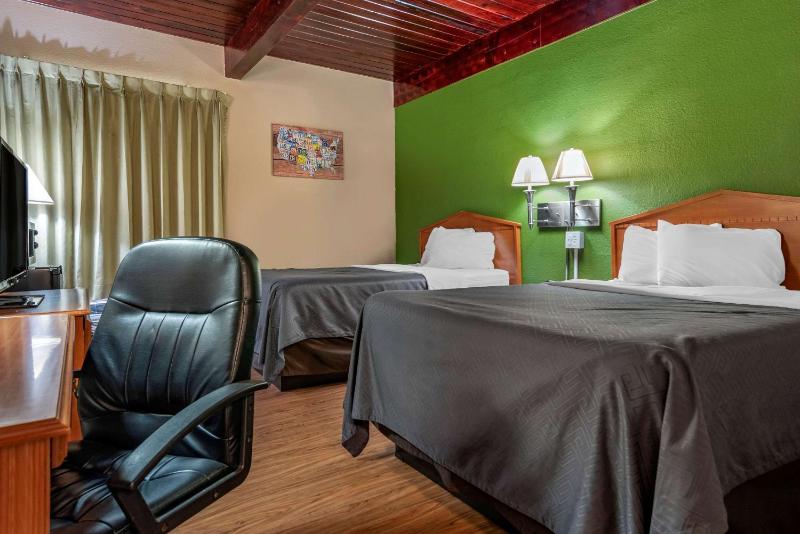 Double Room with Two Double Beds - Smoking image 4