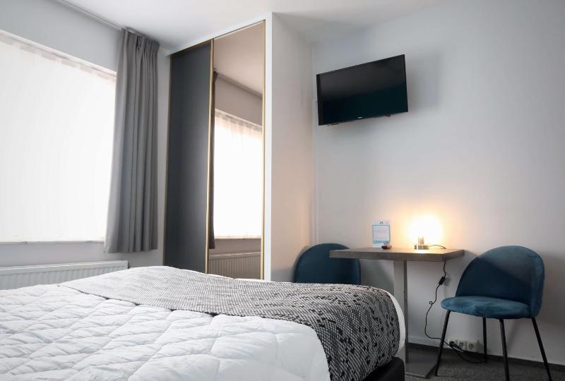 Twin Room image 4