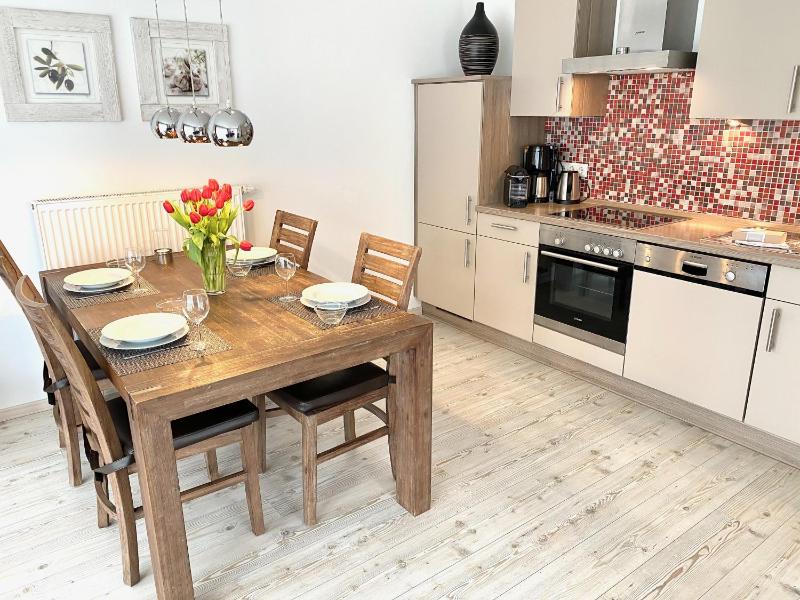 Deluxe One-Bedroom Apartment image 2