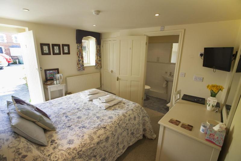 Double Room image 3
