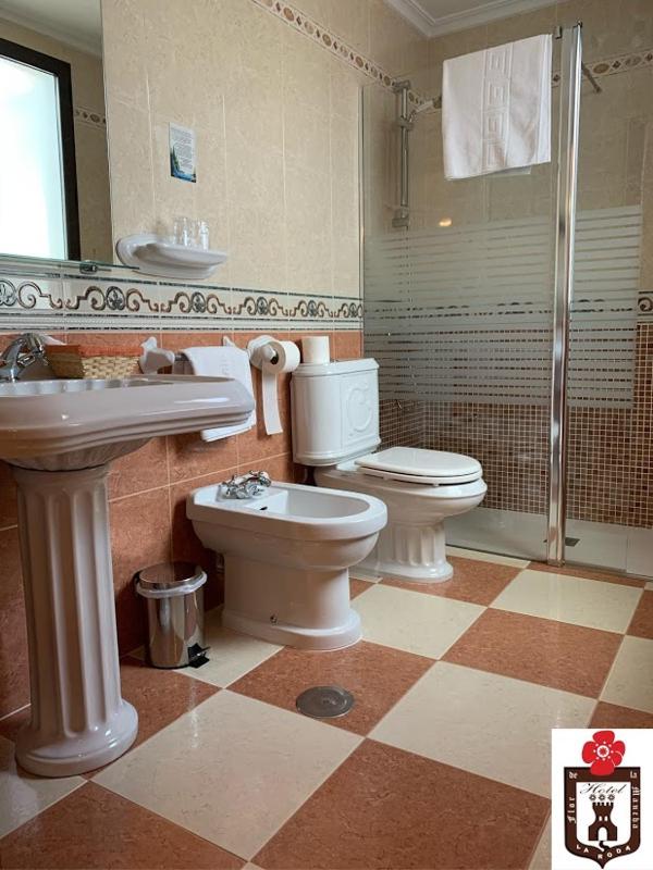 Standard Double Room image 2