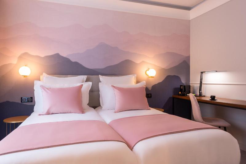 Superior Twin Room image 3