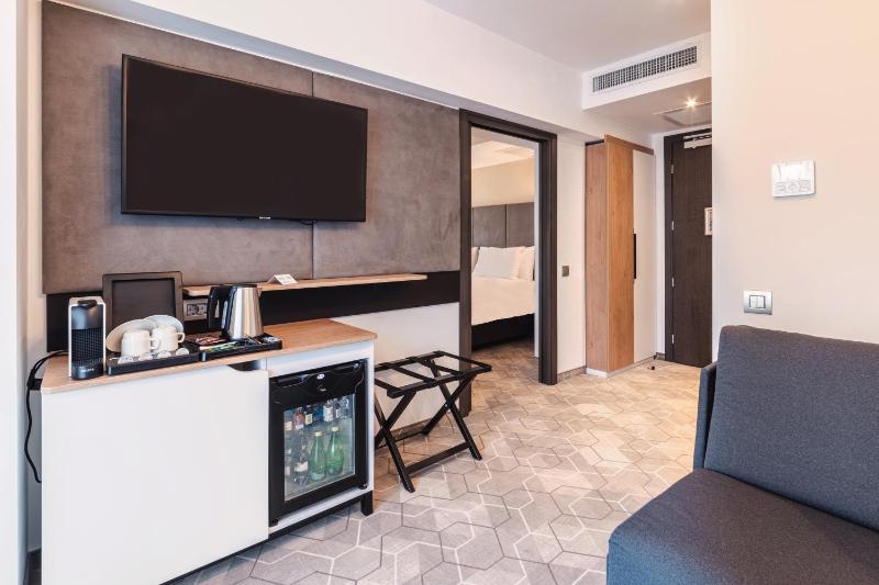 King Suite - Non-Smoking image 3
