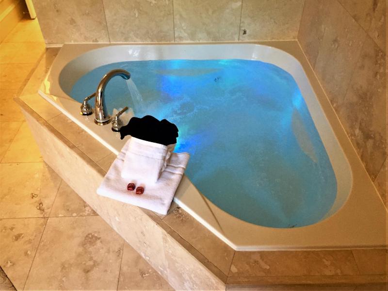 Queen Room with Spa Bath image 4