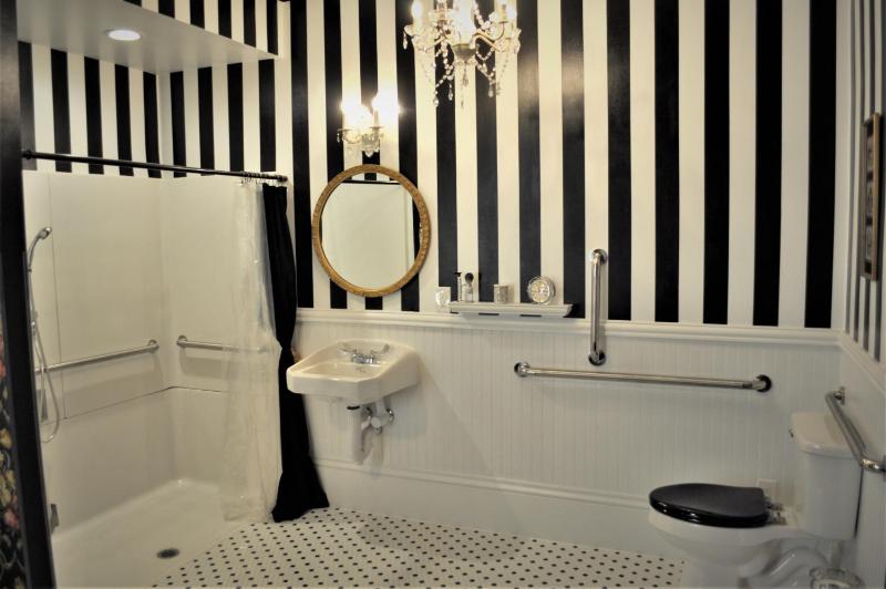 Queen Room - Disability Access image 2