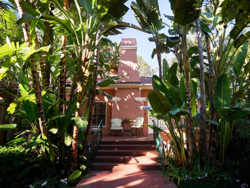 Bungalow Suite image 2