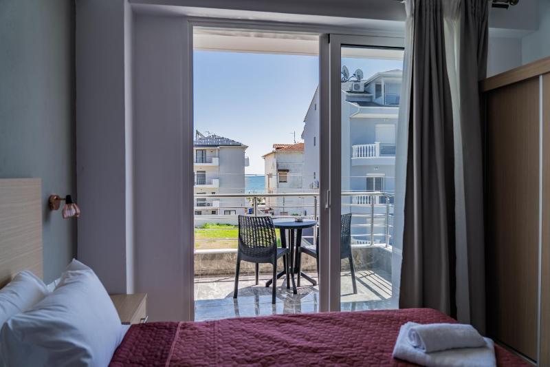 Deluxe Double or Twin Room with Sea View image 2
