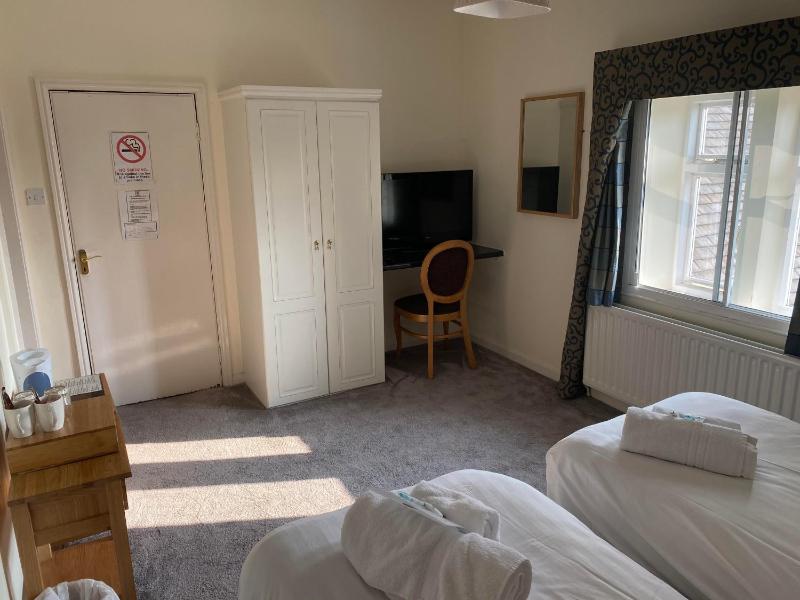 Twin Room with Private Bathroom image 3