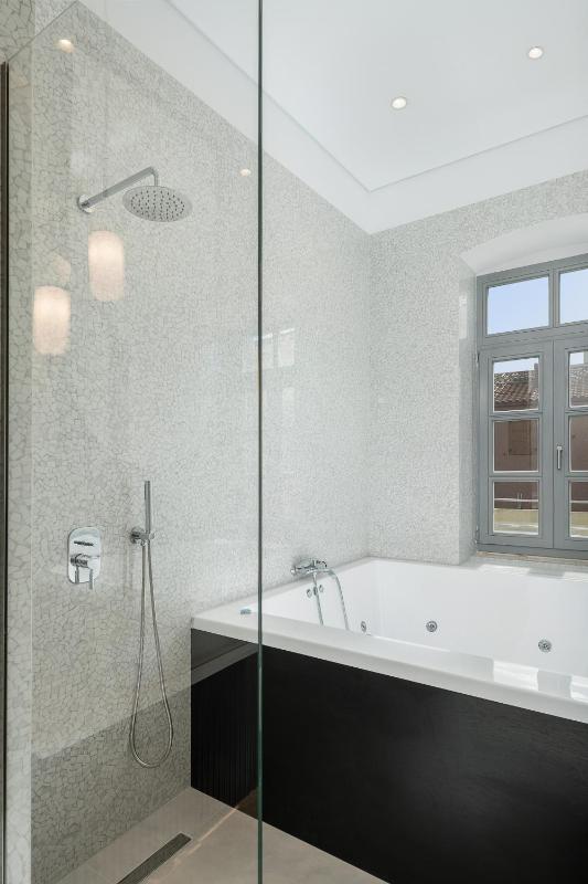 Deluxe Suite with Spa Bath image 2