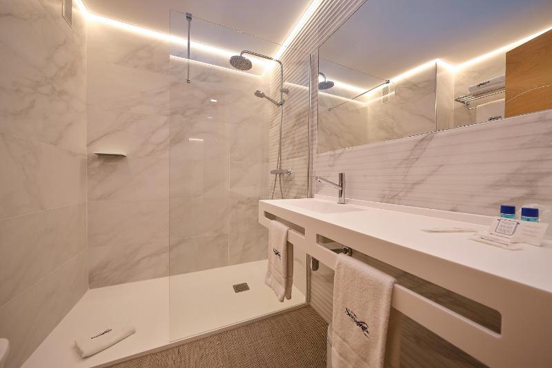Double or Twin Room image 3