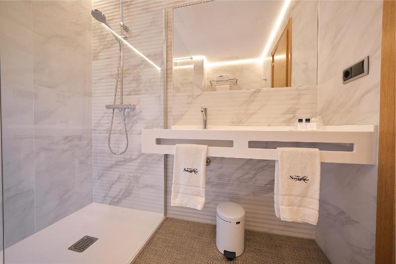 Double or Twin Room image 4