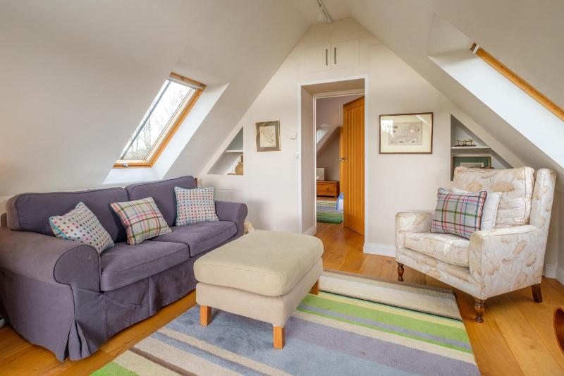 White Cottage Apartment - image 7