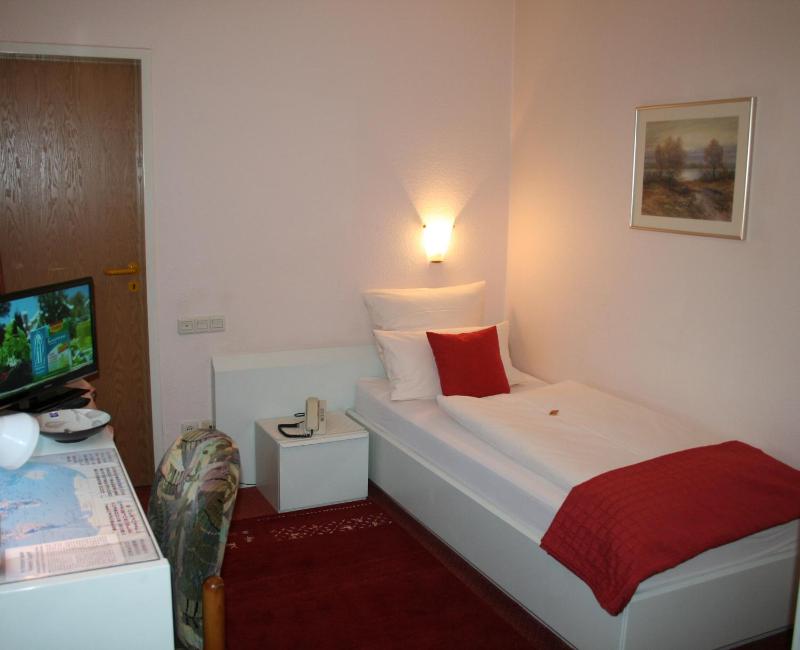 Classic Single Room with Garden View image 2