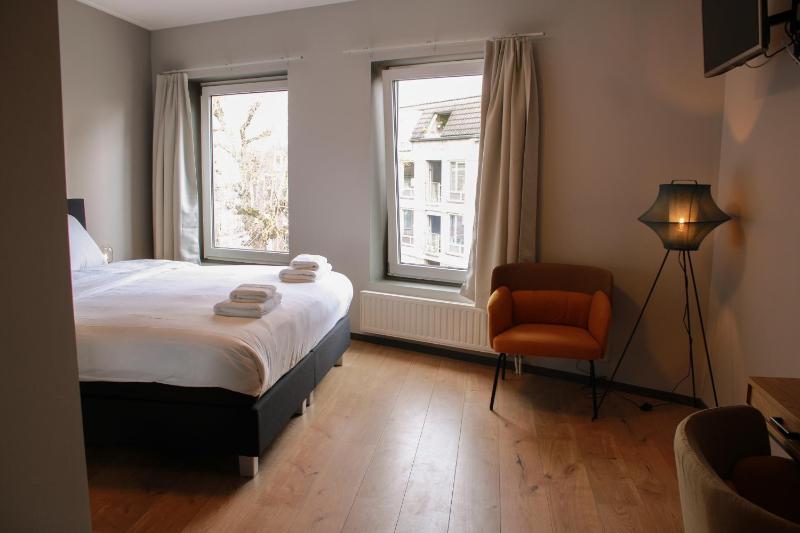 Deluxe Queen Room image 4