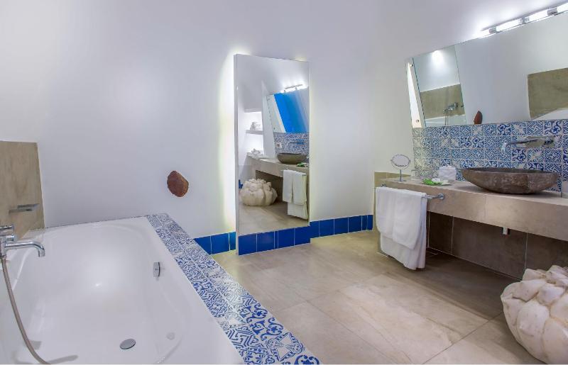 Pure Suite with Private Hot Tub & Caldera View image 3