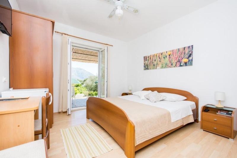 Standard Double Room with Terrace and Partial Sea View image 2