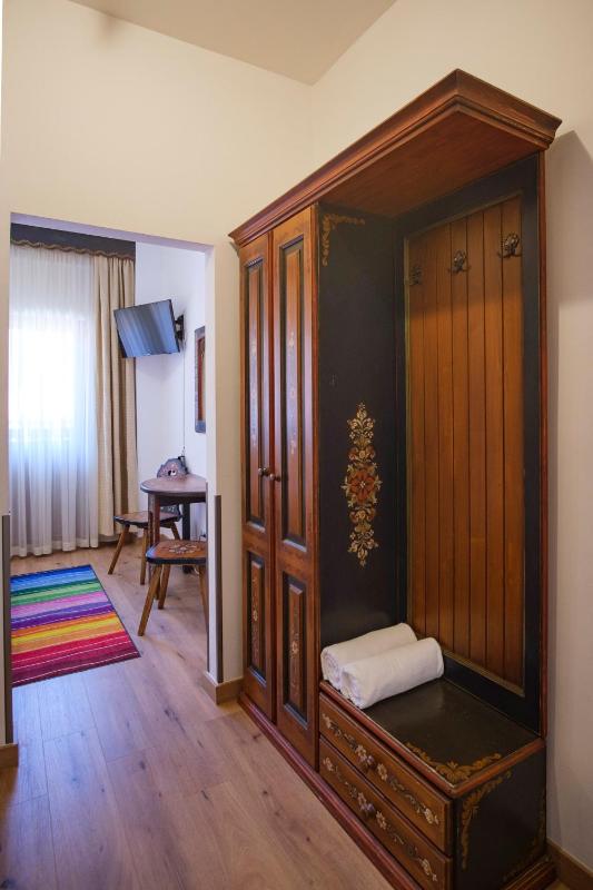 Double Room with Balcony image 2