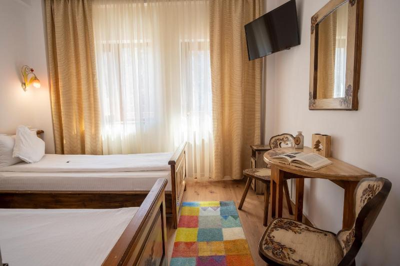 Twin Room with Balcony image 4