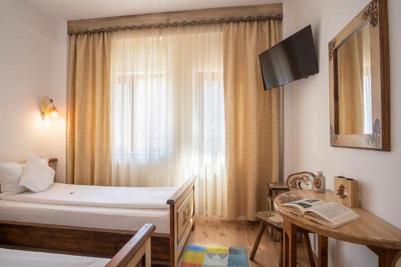 Twin Room with Balcony image 3