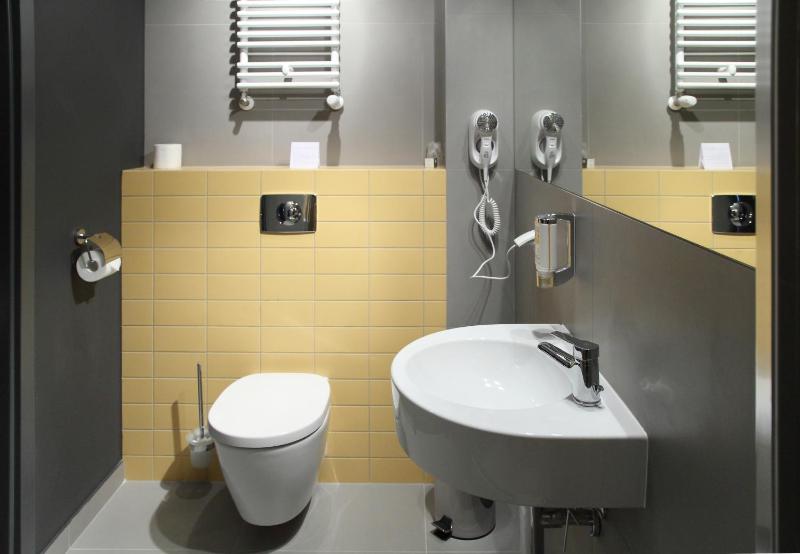 Small Single Room image 3