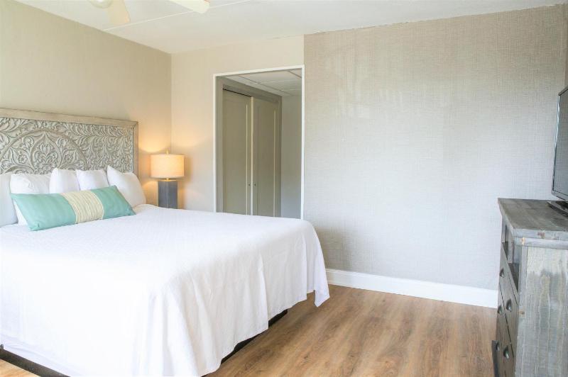 Type GF1K - First Floor Poolside Motel Room with King Bed image 2