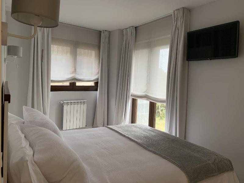 Deluxe Double Room with Balcony and Sea View image 4