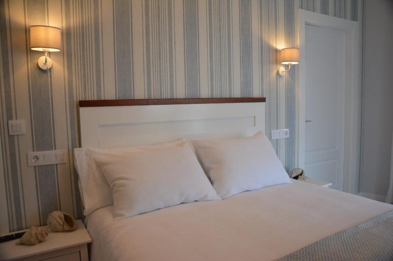 Deluxe Double Room with Balcony and Sea View image 3