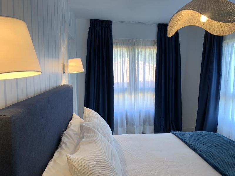 Deluxe Double Room with Sea View image 3