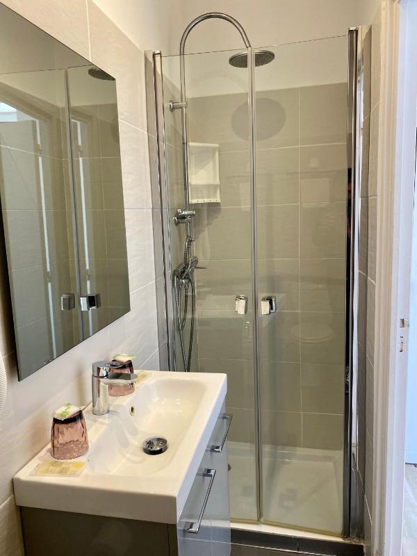 Standard Double Room image 3