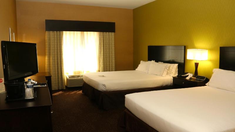 Standard Queen Room with Two Queen Beds image 4