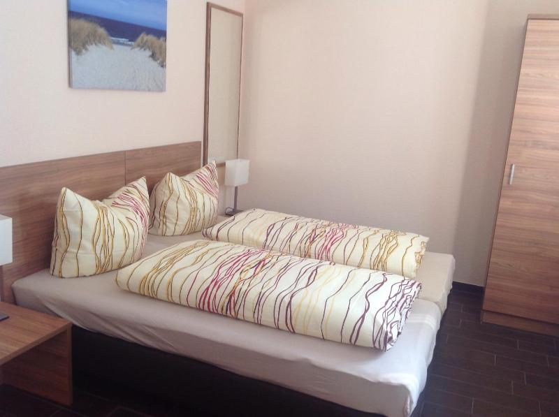 Twin Room image 3