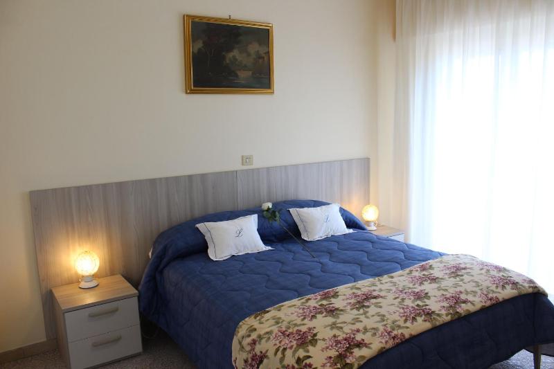 Double Room with Balcony and Partial Sea View image 1
