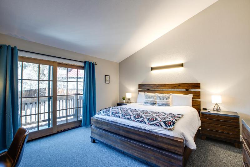 Deluxe King Room image 4