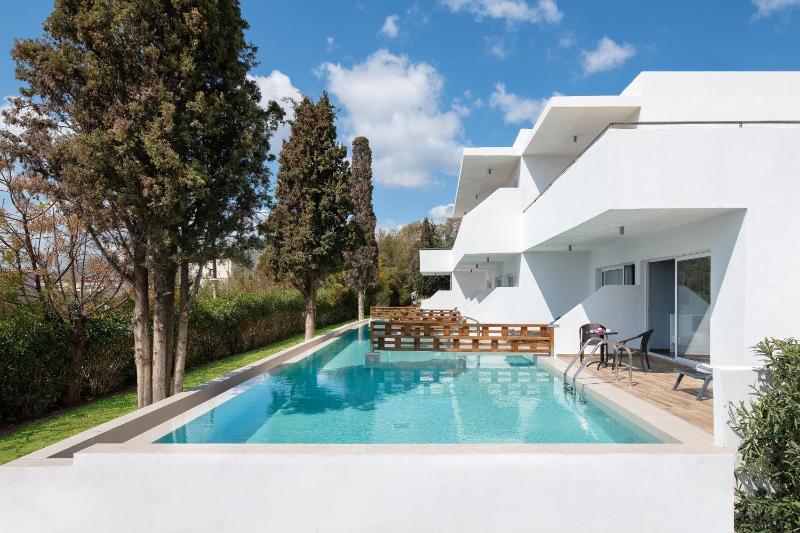 Honeymoon Suite with Private Pool image 3