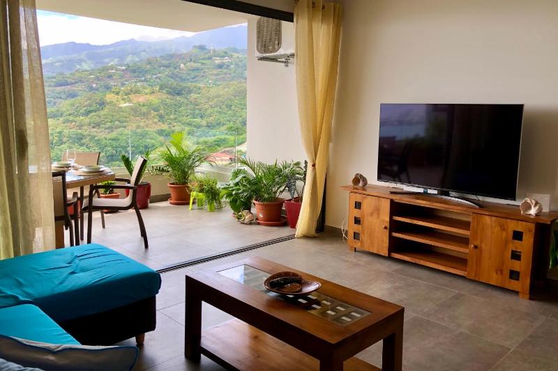Alicia's Sky flat on the heights with nice view on the sea and Papeete - image 4