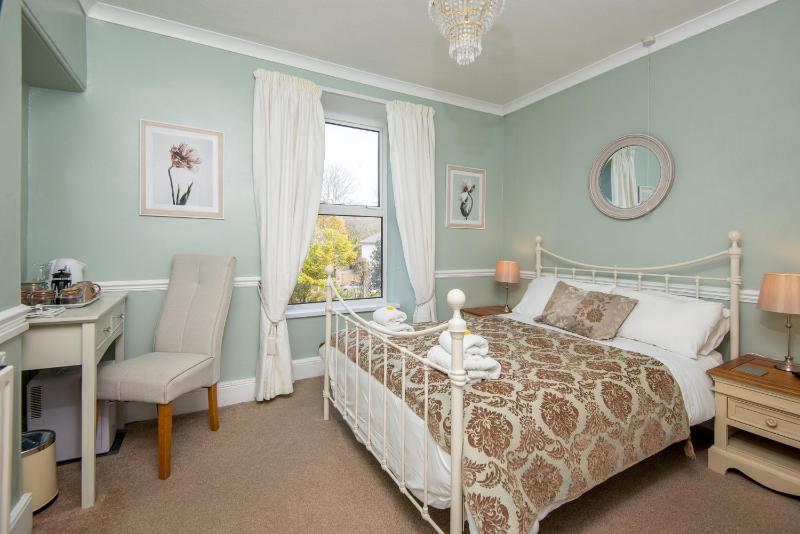 Double Room image 3
