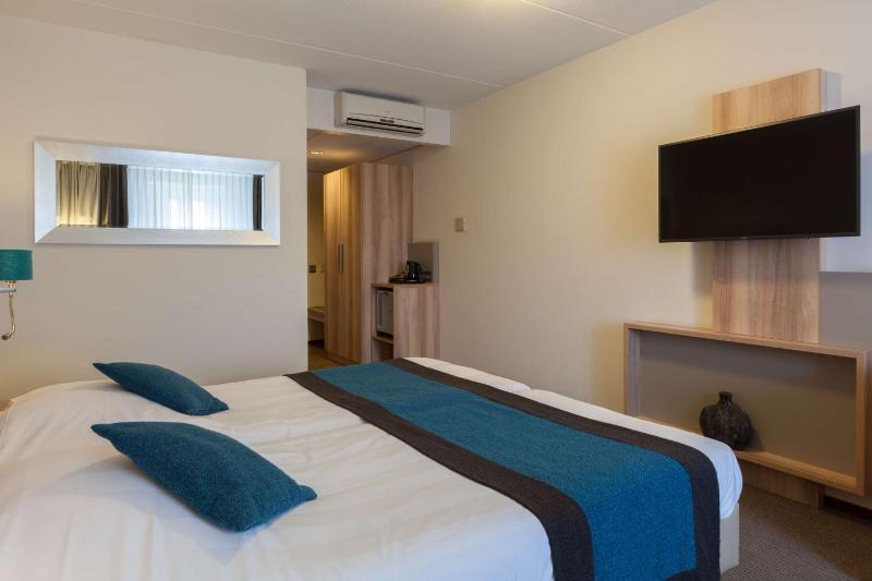 Deluxe Twin Room image 3